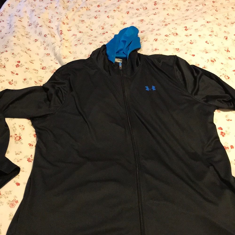 Men’s like new 2XL, under armor light weight zip.